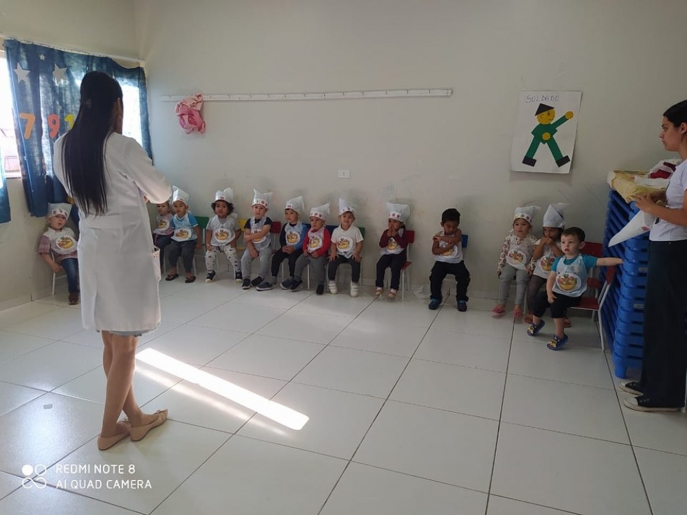 Hoje pela manhã, foi realizada uma Atividade Nutricional de Produção de Espetinhos de Frutas com a turma do Maternal-l d