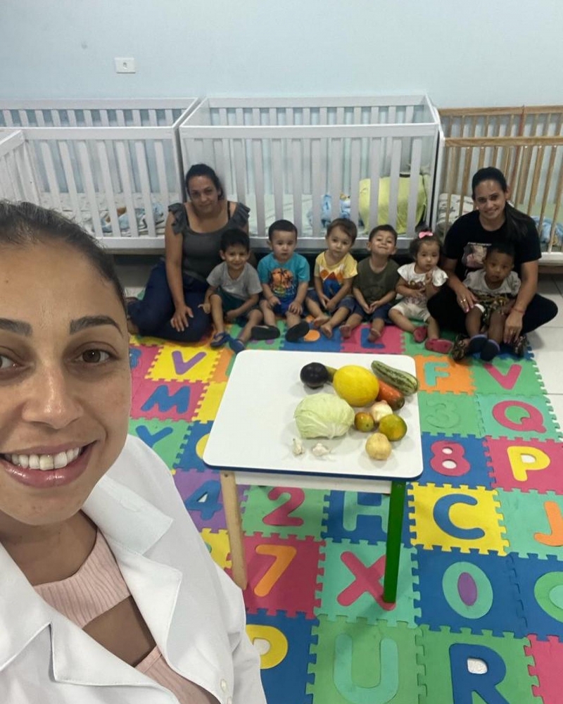 No dia, 17 de outubro, A Aline, Nutricionista da Educação, realizou um trabalho de Educação Nutricional com os Berçários