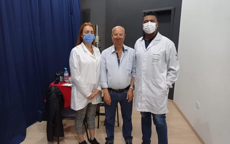 Prefeito BRANCO que esteve presente junto com outros munícipes realizando tais CONSULTAS, com OBJETIVO de ver a SAÚDE do