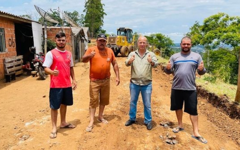 O PREFEITO BRANCO esteve acompanhando a execução das OBRAS de CONSERVAÇÃO das ruas da VILA ESPERANÇA 1 e 2