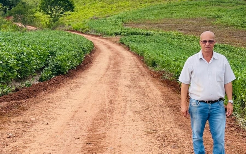 PREFEITO BRANCO esteve acompanhando a execução das OBRAS DE CONSERVAÇÃO DE ESTRADAS realizada na estrada da COMUNIDADE Á