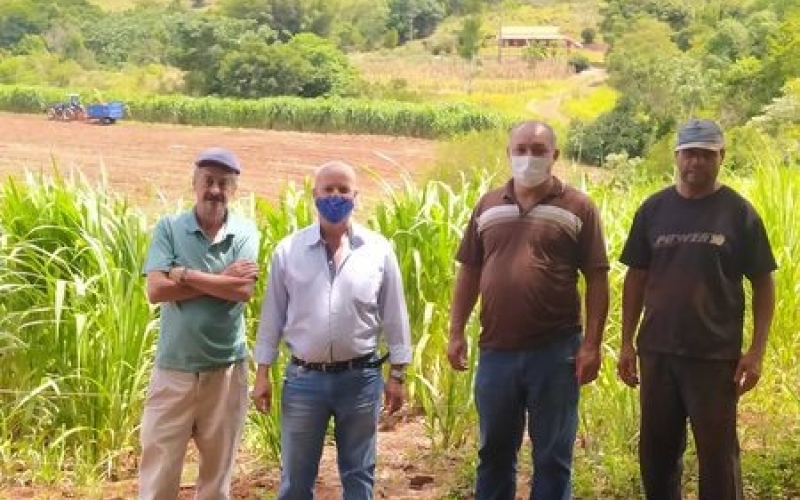 PREFEITO BRANCO junto com SECRETÁRIO DE AGRICULTURA, MEIO AMBIENTE E RECURSOS HÍDRICOS e o REPRESENTANTE do IDR-PARANÁ o
