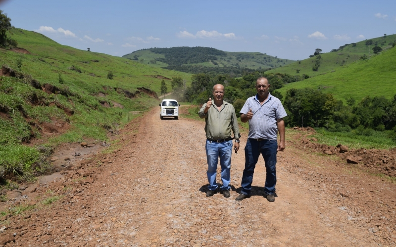 PREFEITO BRANCO junto com o VEREADOR esteve acompanhando a CONTINUIDADE das OBRAS DE CONSERVAÇÃO DE ESTRADAS, realizada 