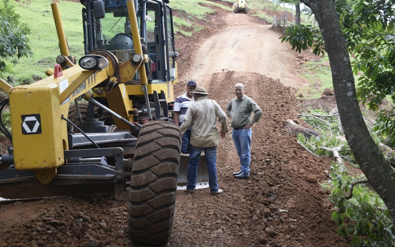 PREFEITO BRANCO esteve acompanhando a CONTINUIDADE das OBRAS DE CONSERVAÇÃO DE ESTRADAS, realizada na estrada do PASCOTI