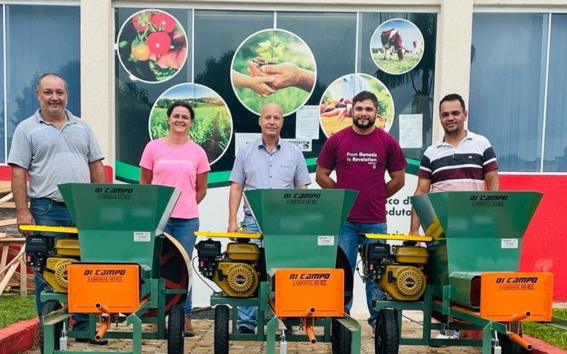 ENTREGA de 3 COMPACTADORA E ENSACADORA DE SILAGEM ao SECRETRÁRIO DA AGRICULTURA, MEIO AMBIENTE E RECURSOS HÍDRICOS, no v