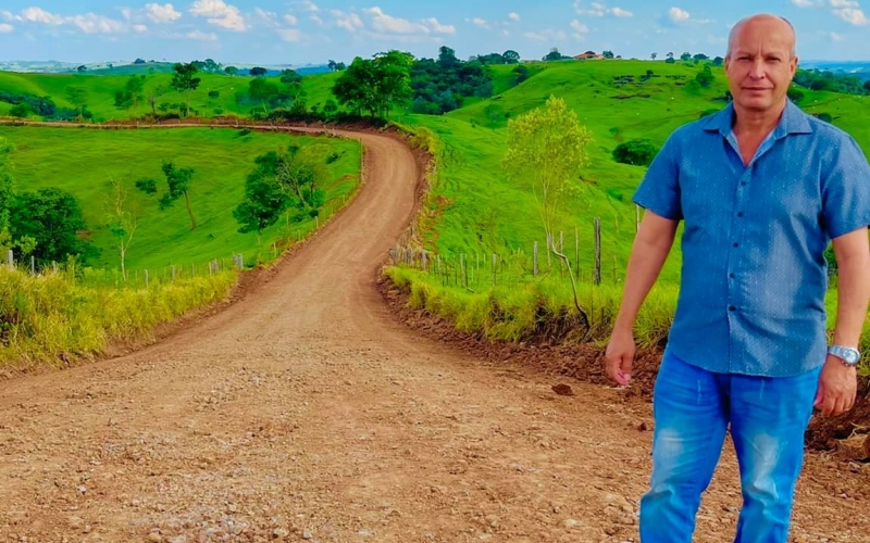 PREFEITO BRANCO juntamente com o Secretário de Viação, esteve acompanhando as obras de RECUPERAÇÃO das estradas rurais d